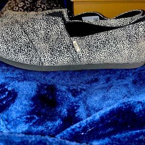 TOMS- women’s flats. Black and white. Extra padding